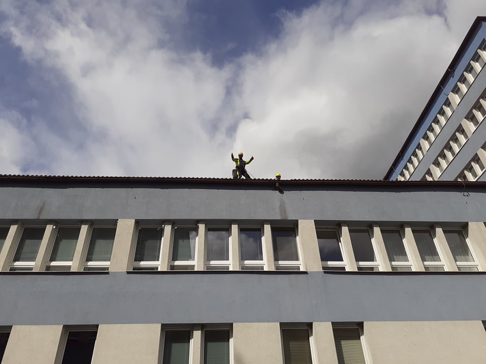 Servis dažďových zvodov, parapetu a strechy NsP Brezno